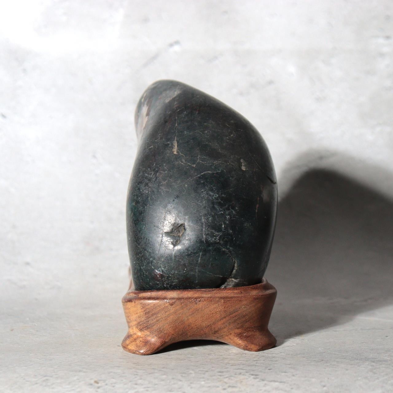 Japanese Suiseki Gifu Kujaku Kikkaseki Chrysanthemum Stone Wooden Base SS2402