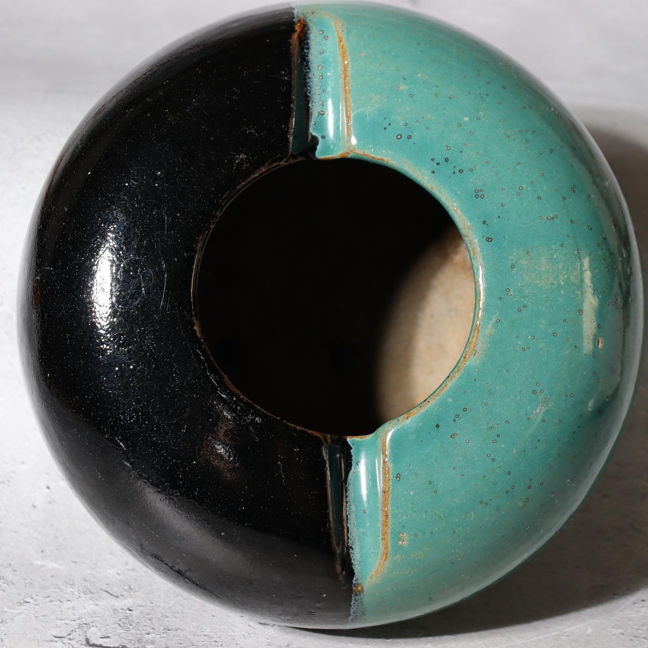 Japanese Ushinoto Kiln Round Vessel Iconic Green & Black Bi-color Design pottery7