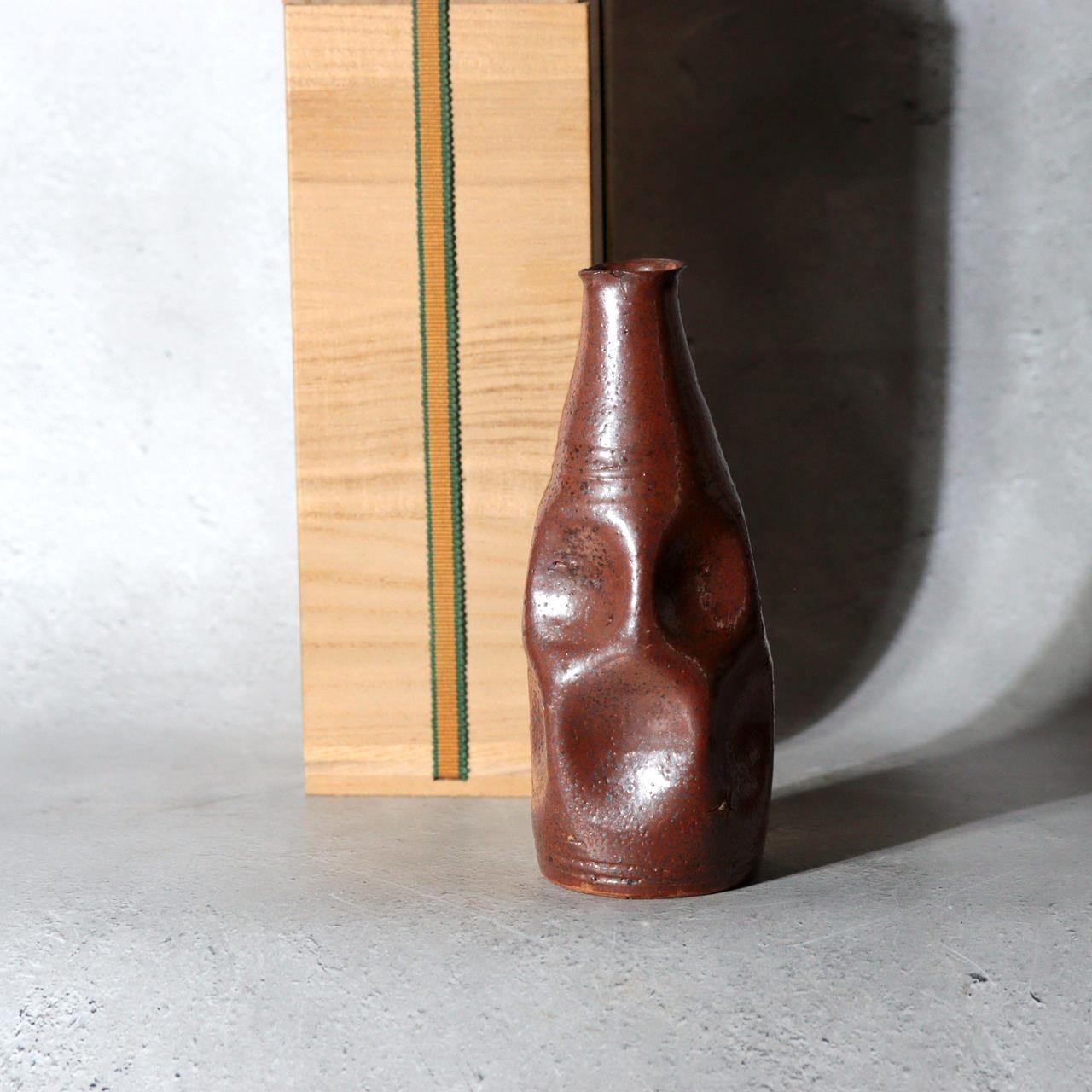 Late Edo Japanese Tamba Ware Kurikawa-Glazed Faceted Tokkuri Sake Bottle with Bo1