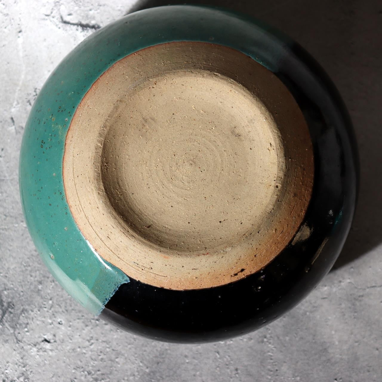 Japanese Ushinoto Kiln Round Vessel Iconic Green & Black Bi-color Design pottery6