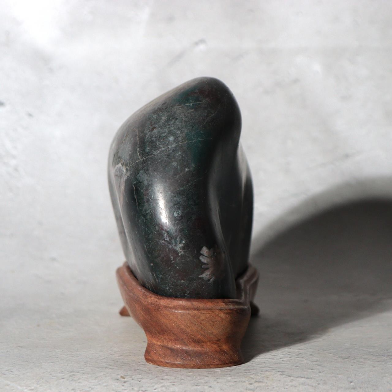 Japanese Suiseki Gifu Kujaku Kikkaseki Chrysanthemum Stone Wooden Base SS2403