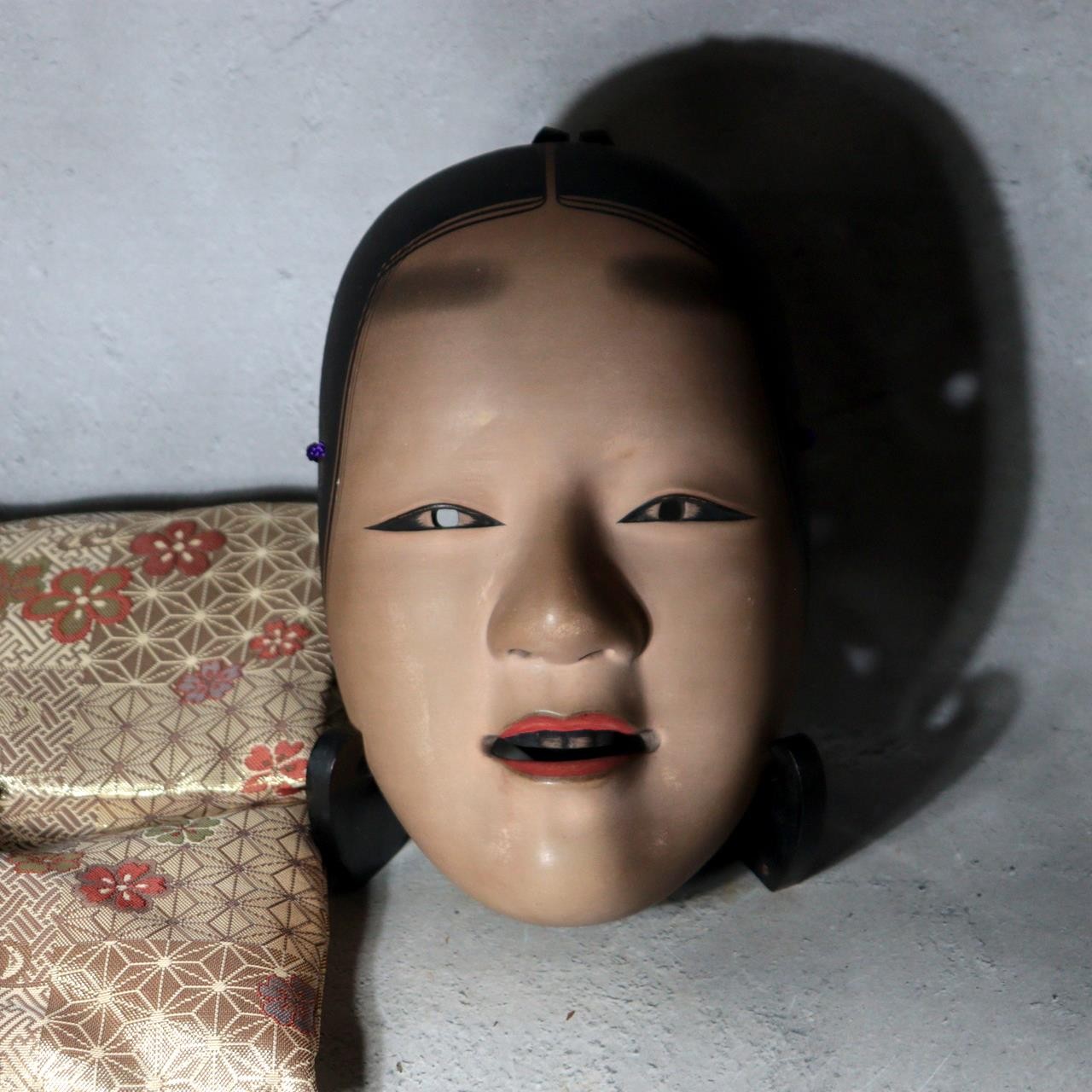 Japanese Carved Wooden Noh Mask Young Woman Antique Finish with Bag MSK5490