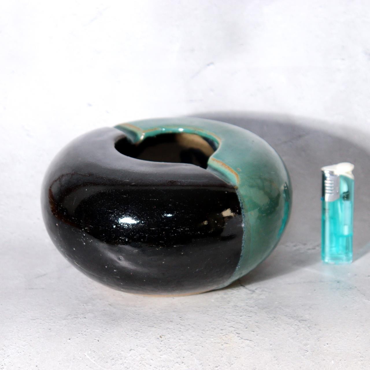 Japanese Ushinoto Kiln Round Vessel Iconic Green & Black Bi-color Design pottery3