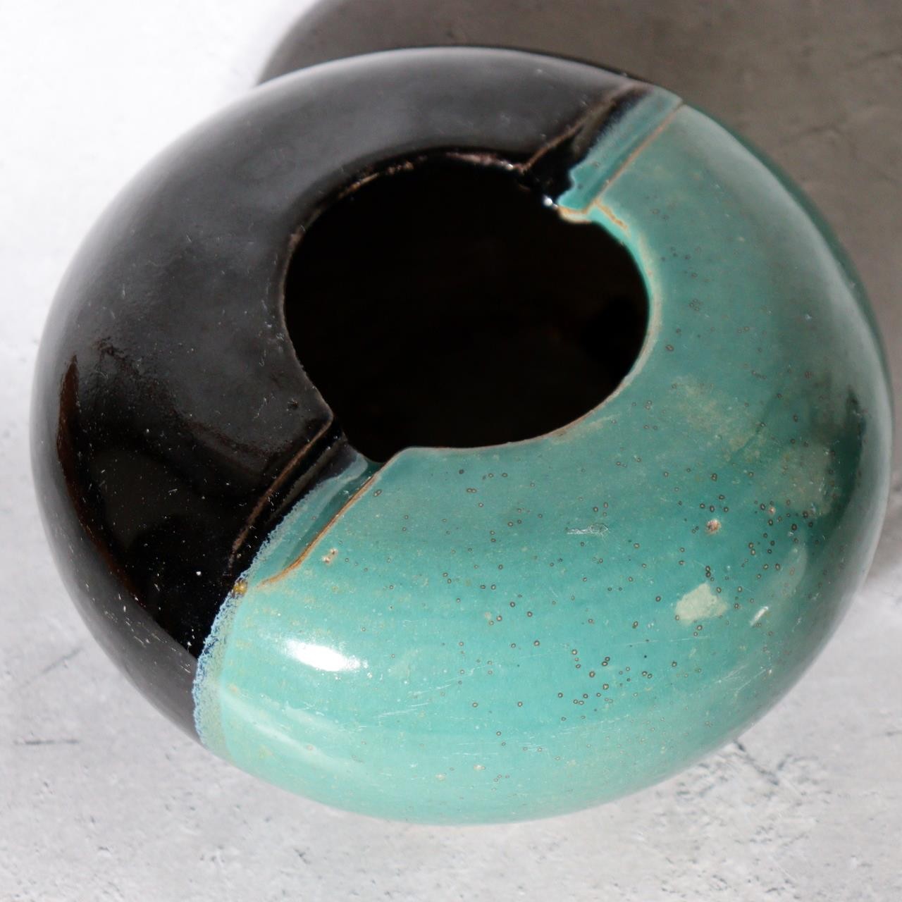 Japanese Ushinoto Kiln Round Vessel Iconic Green & Black Bi-color Design pottery1