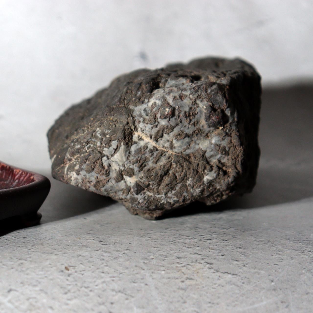Kyoto Yase Maguro-ishi Natural Suiseki Viewing Stone Rosewood Base Box SS468