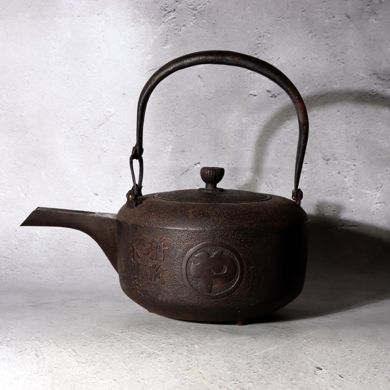 Japanese Antique Cast Iron Choshi Sake Kettles Set of 2 Kamon Inscription10