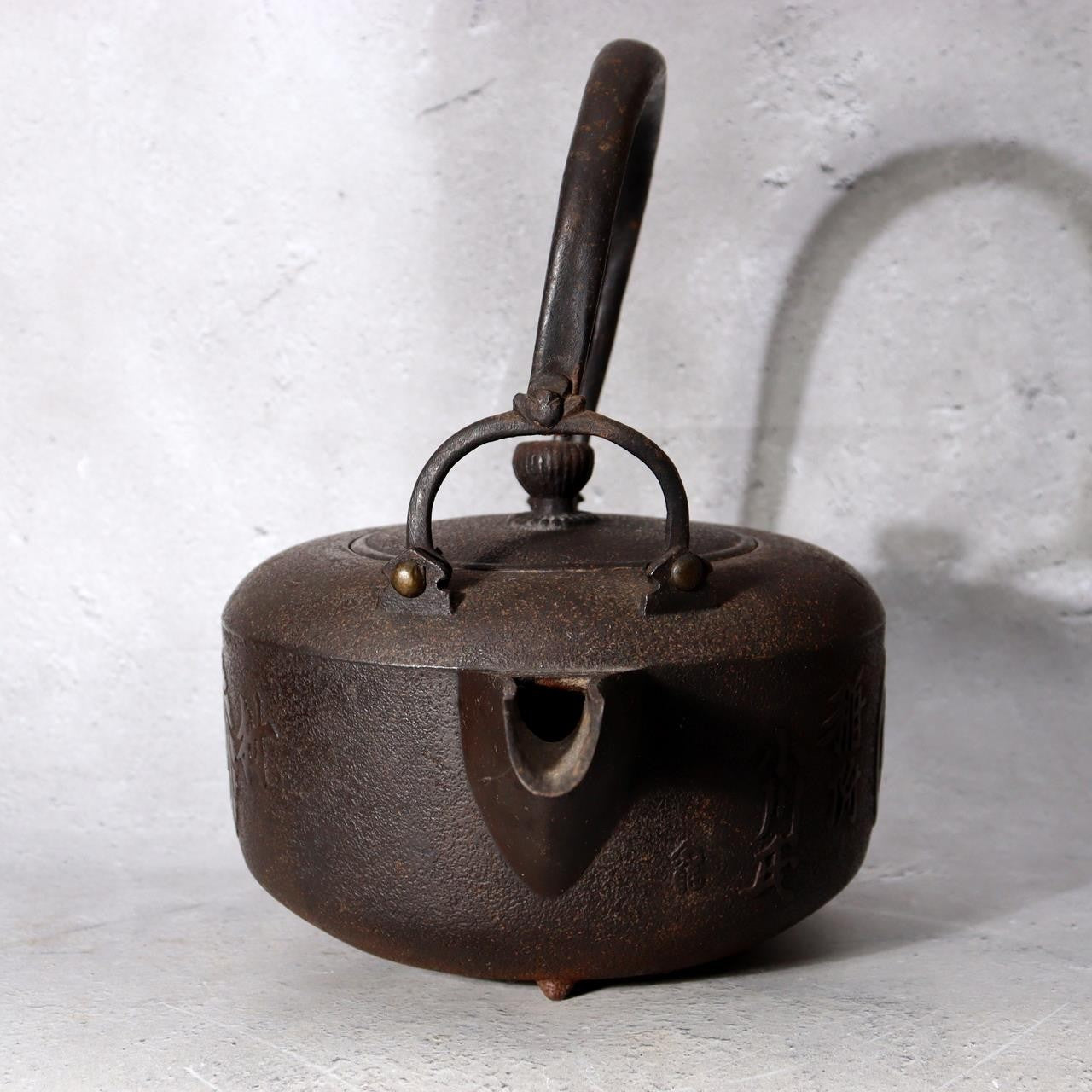Japanese Antique Cast Iron Choshi Sake Kettles Set of 2 Kamon Inscription3