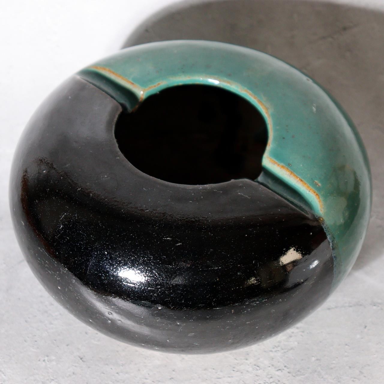 Japanese Ushinoto Kiln Round Vessel Iconic Green & Black Bi-color Design pottery2