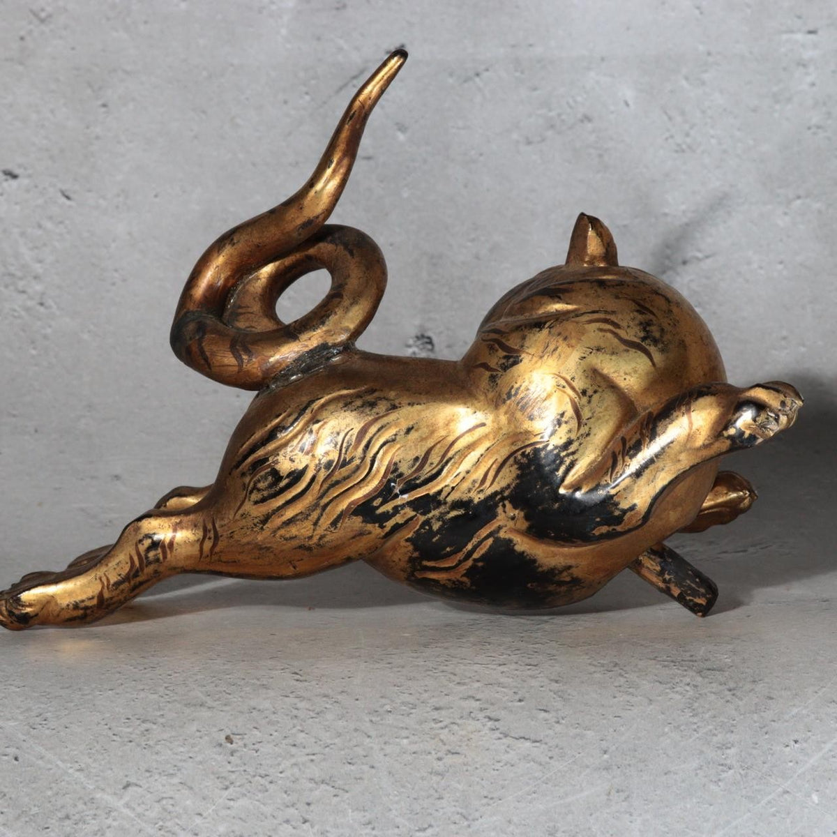 Antique Edo Gilt Wood Neko Tora Cat Tiger Samurai Kabuto Maedate Helmet Crest11