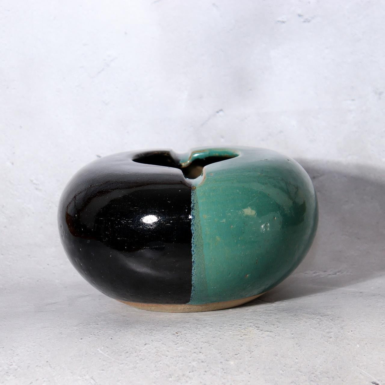 Japanese Ushinoto Kiln Round Vessel Iconic Green & Black Bi-color Design pottery4