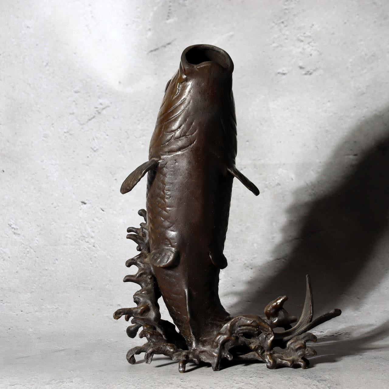 Antique Japanese Bronze Koi Carp Splashing Waves Flower Vase Ichirin-zashi 21cm1