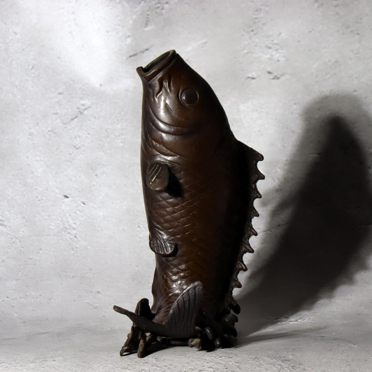 Antique Japanese Bronze Koi Carp Splashing Waves Flower Vase Ichirin-zashi 21cm2