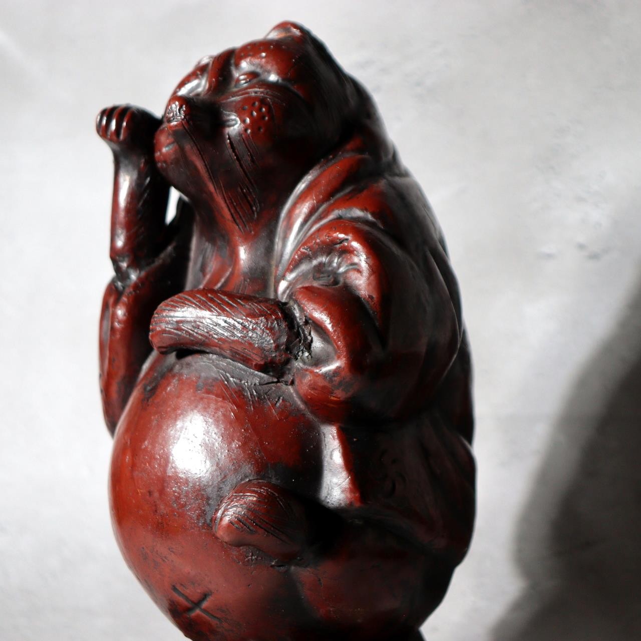 Vintage Japanese Ceramic Tanuki Okimono Tokoname Ware Beckoning Pose PCP3148