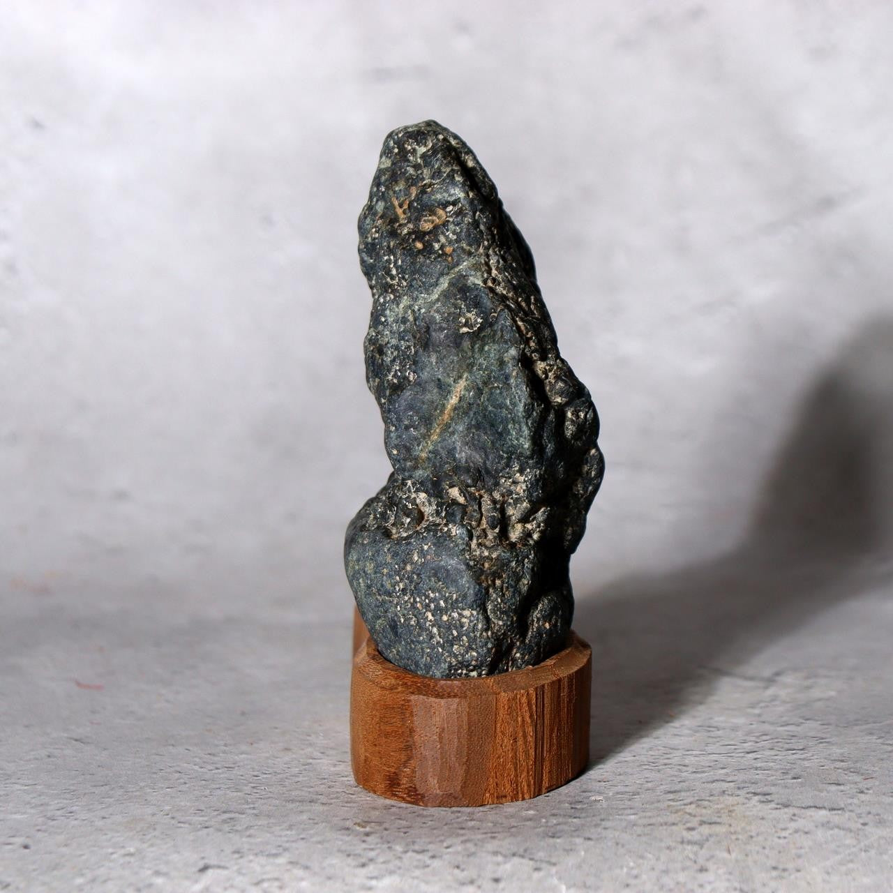 Japanese Suiseki Viewing Stone Standing Mountain Sugata-ishi Natural Formation4