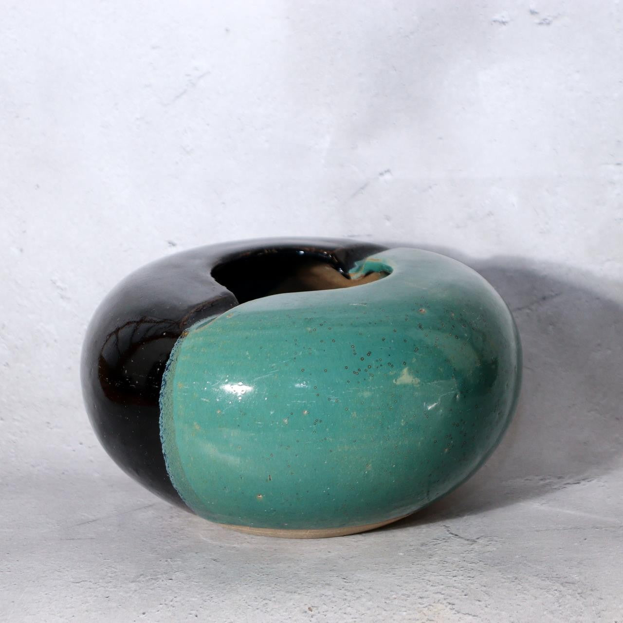 Japanese Ushinoto Kiln Round Vessel Iconic Green & Black Bi-color Design pottery5