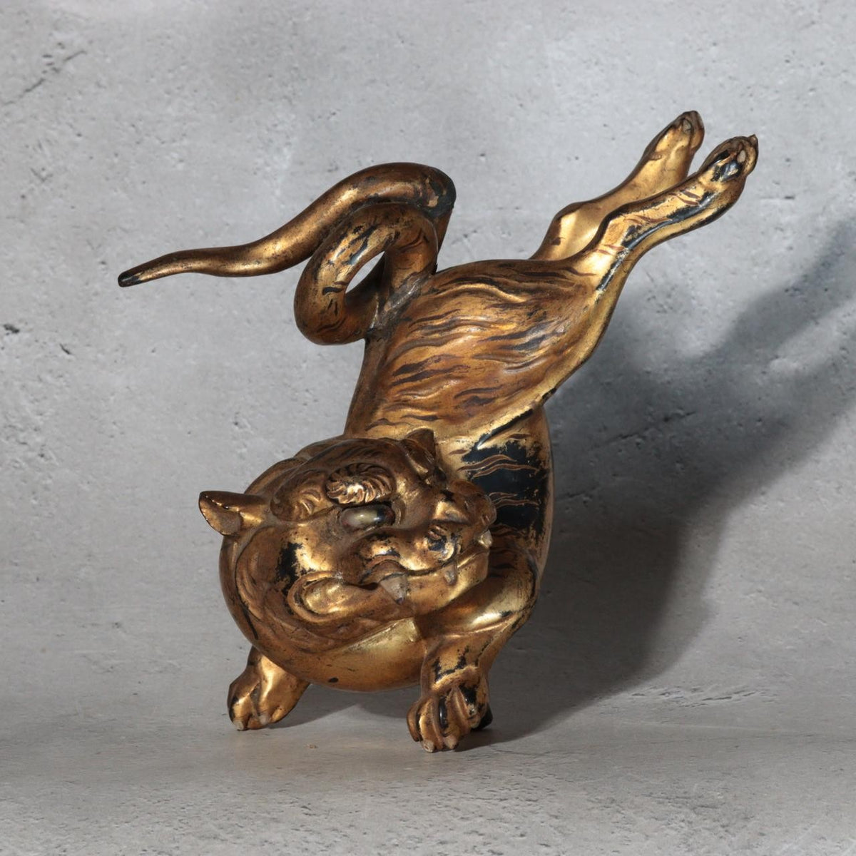 Antique Edo Gilt Wood Neko Tora Cat Tiger Samurai Kabuto Maedate Helmet Crest7