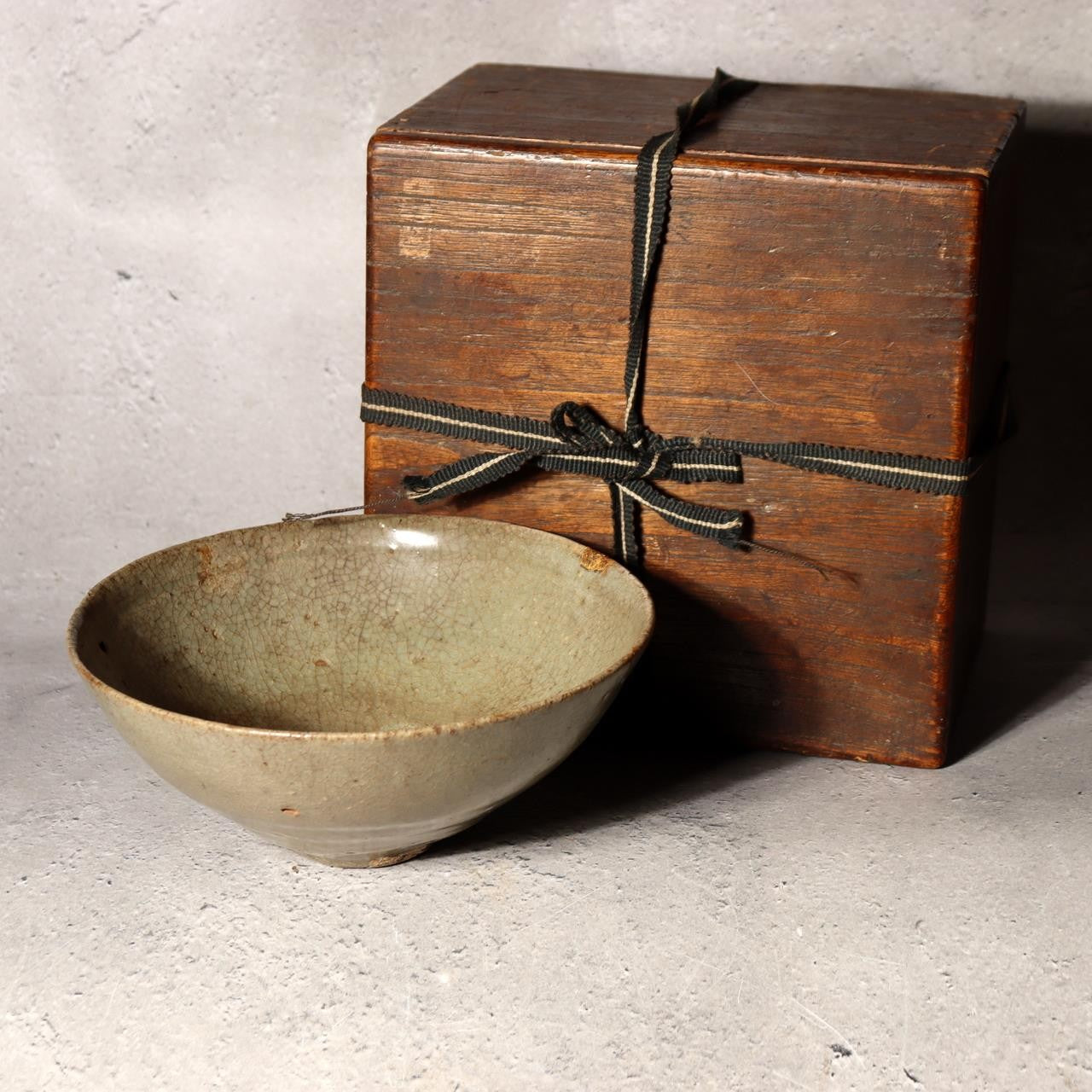 Antique Korean Celadon Tea Bowl Early Joseon Dynasty Sunakodai Kintsugi Box1