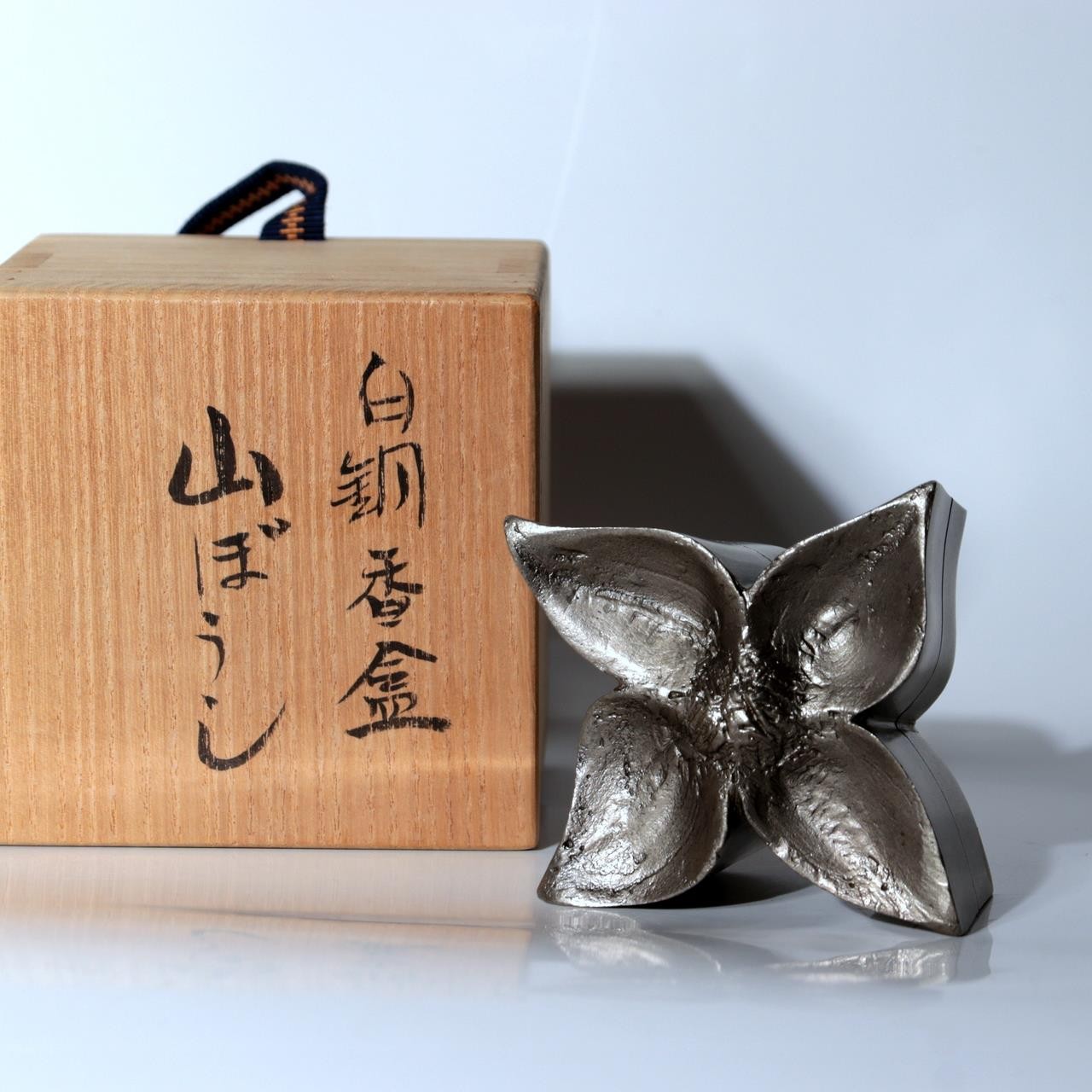 Vintage Japanese Hakudo White Bronze Kogo Incense Box Hasuda Shugoro Dogwood4