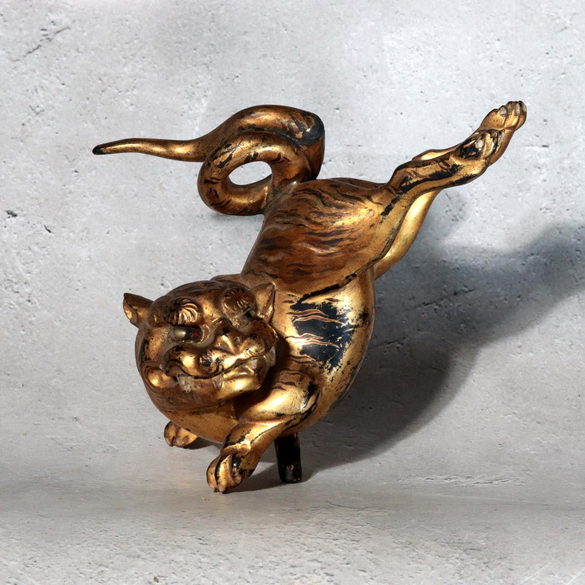 Antique Edo Gilt Wood Neko Tora Cat Tiger Samurai Kabuto Maedate Helmet Crest0