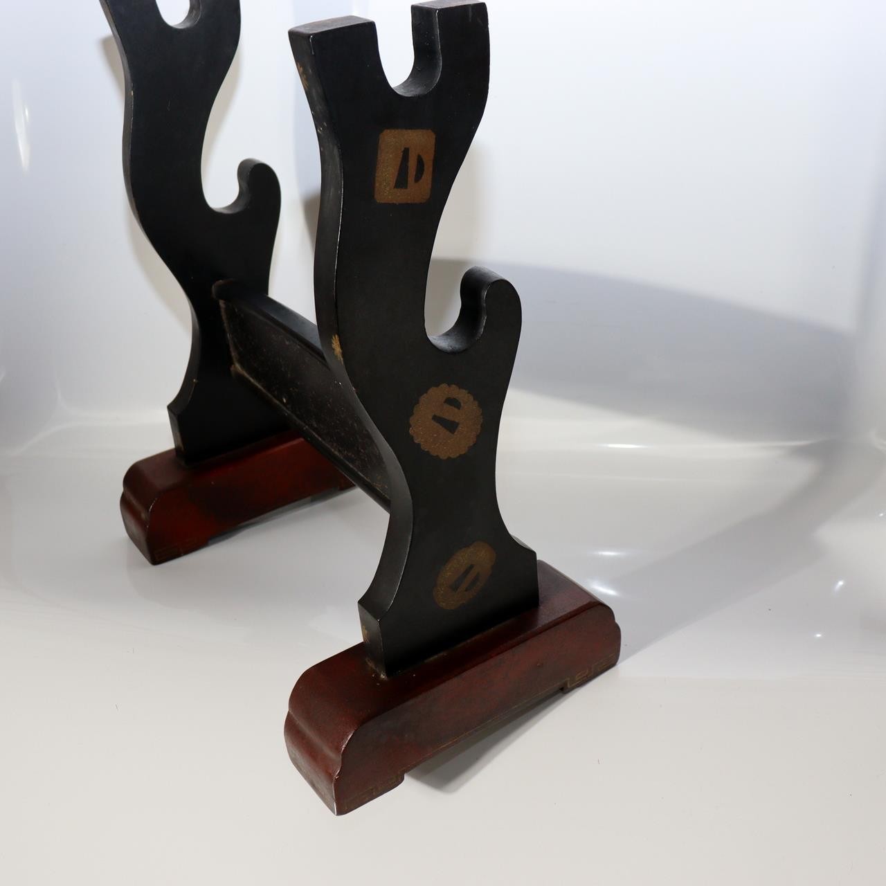 Japanese Black Lacquer Sword Stand - Maki-e Tsuba & Inaba Clan Crest SWR3616