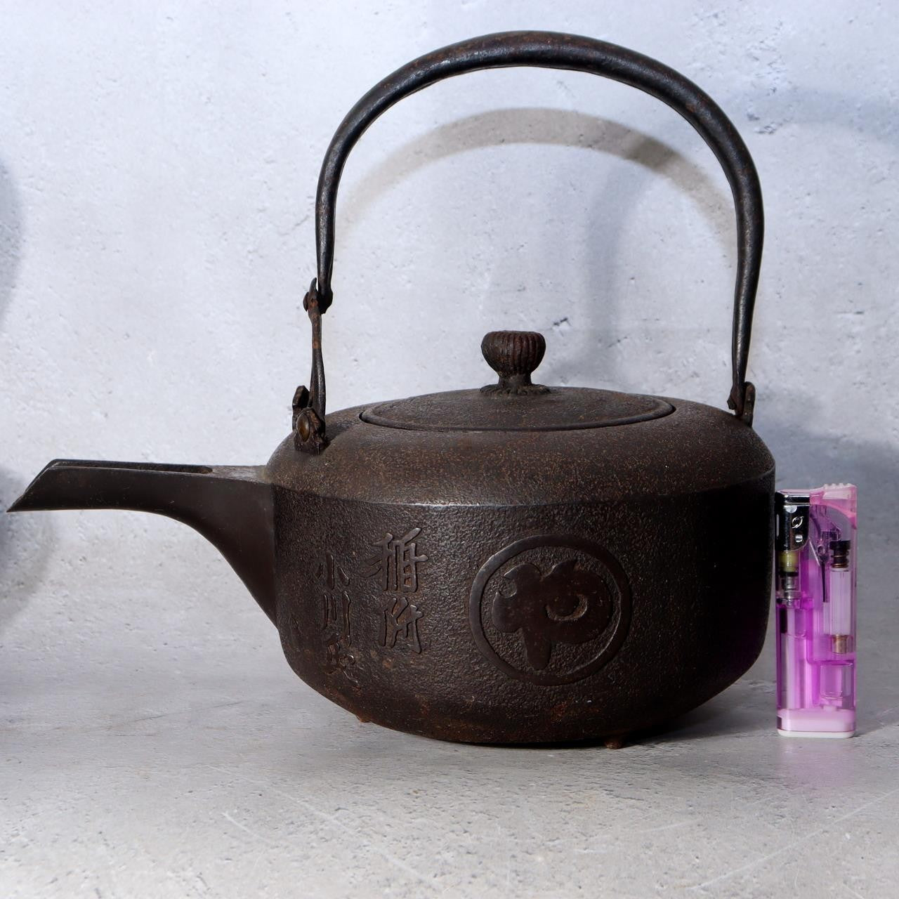 Japanese Antique Cast Iron Choshi Sake Kettles Set of 2 Kamon Inscription5