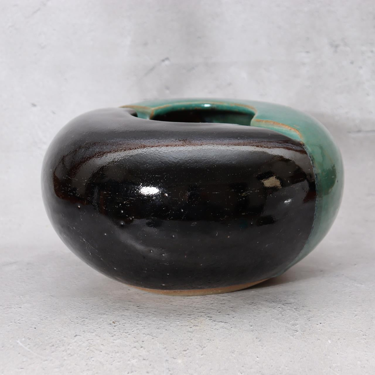 Japanese Ushinoto Kiln Round Vessel Iconic Green & Black Bi-color Design pottery8