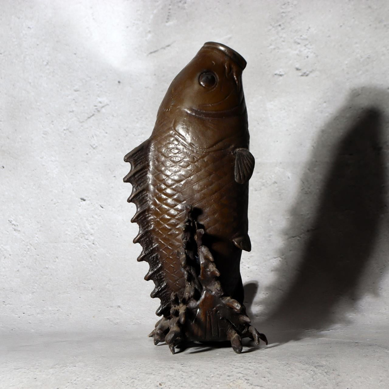 Antique Japanese Bronze Koi Carp Splashing Waves Flower Vase Ichirin-zashi 21cm3