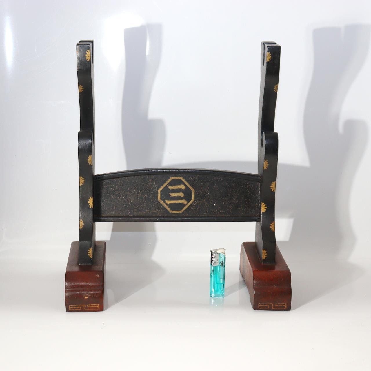 Japanese Black Lacquer Sword Stand - Maki-e Tsuba & Inaba Clan Crest SWR3613