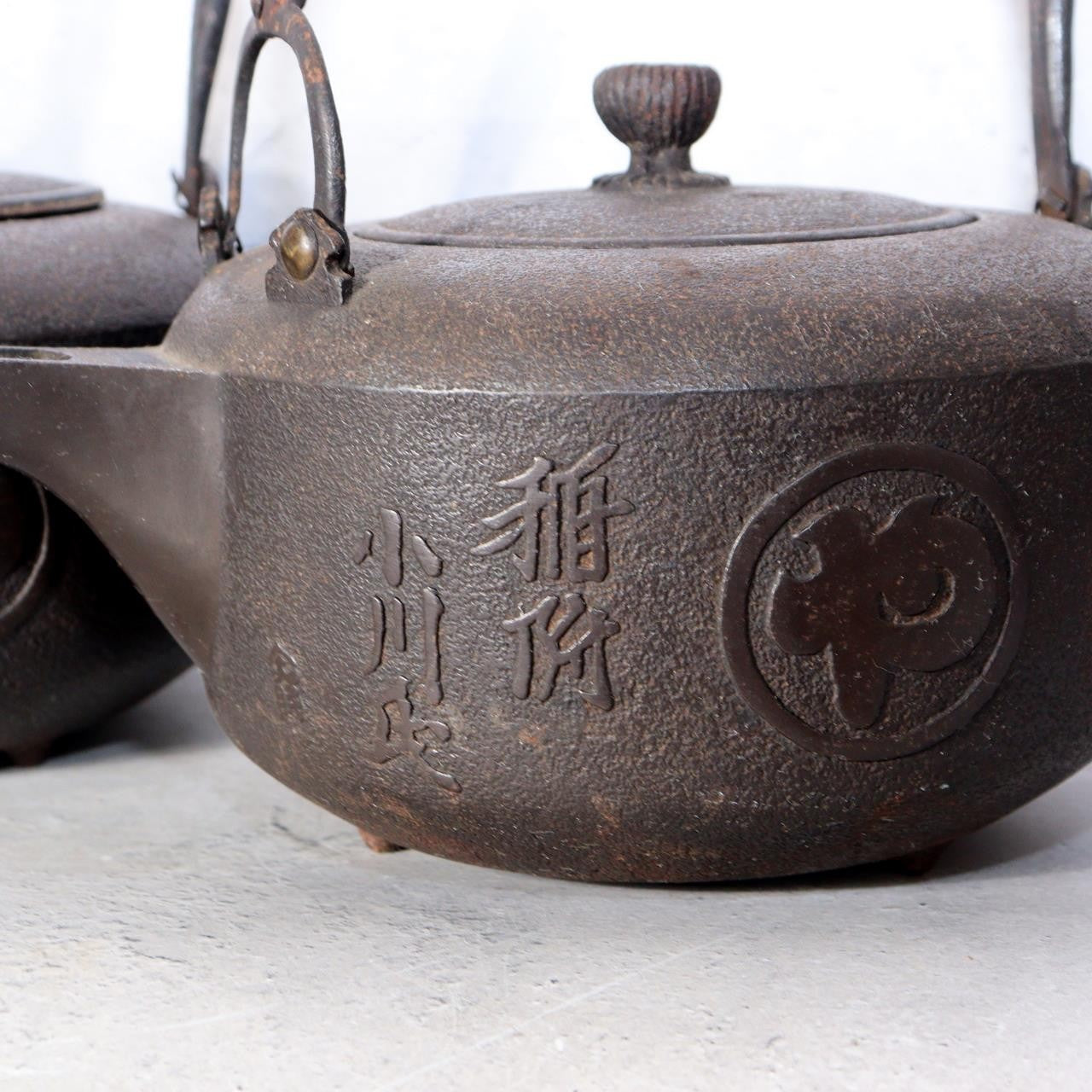 Japanese Antique Cast Iron Choshi Sake Kettles Set of 2 Kamon Inscription11