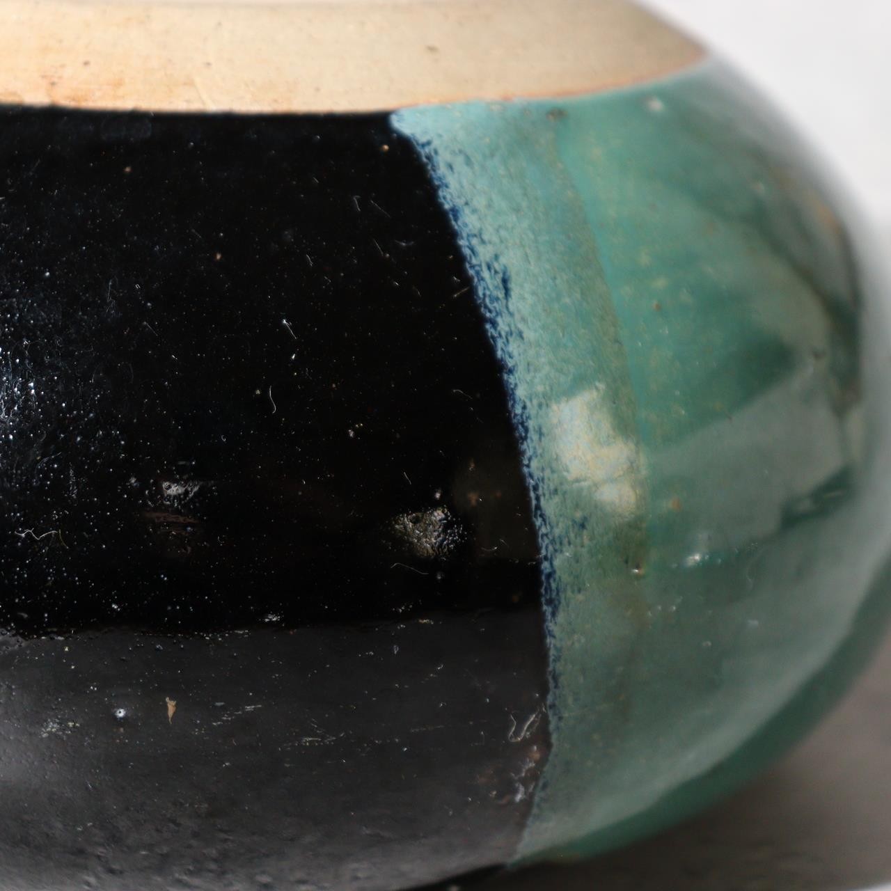 Japanese Ushinoto Kiln Round Vessel Iconic Green & Black Bi-color Design pottery15