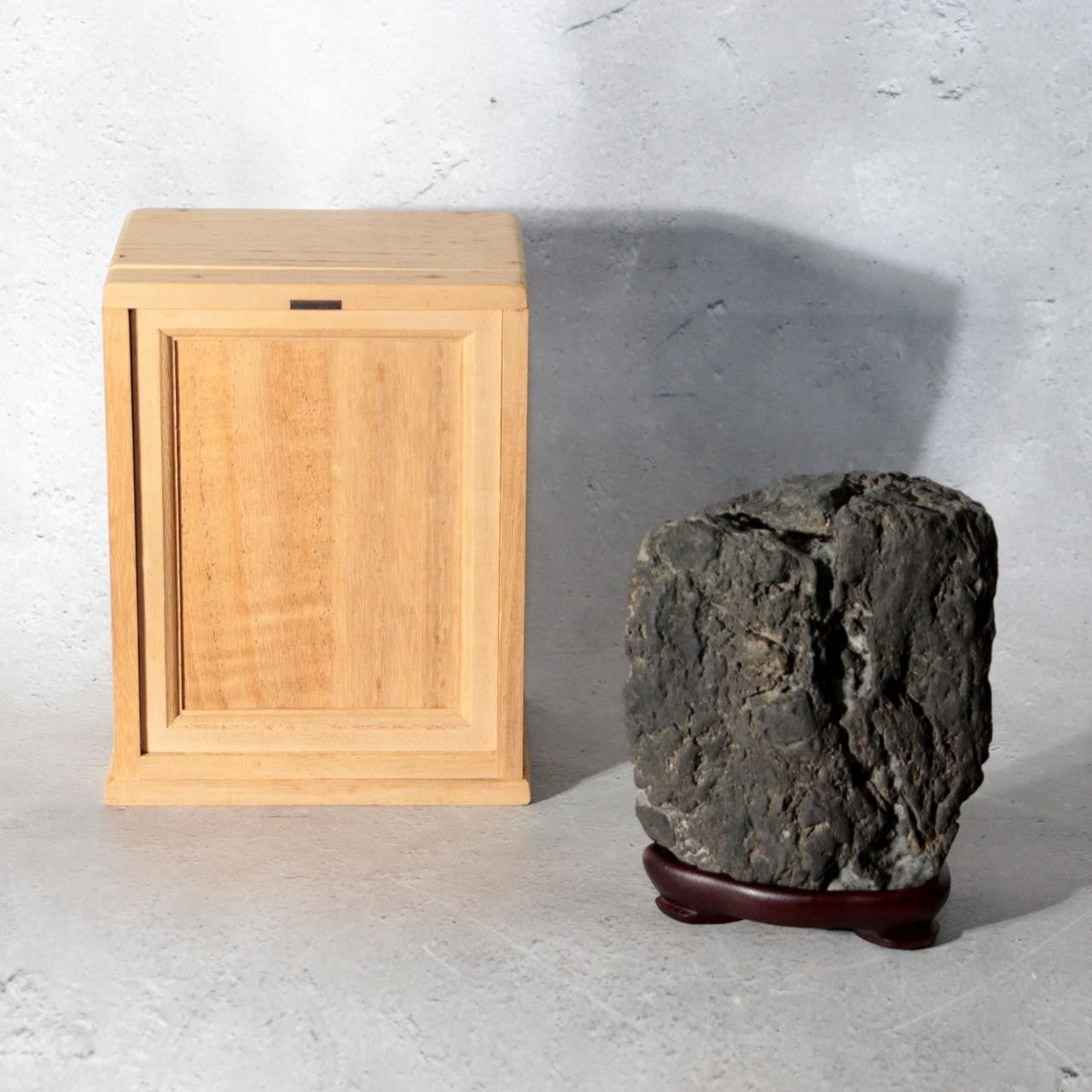 Kyoto Yase Maguro-ishi Natural Suiseki Viewing Stone Rosewood Base Box SS461