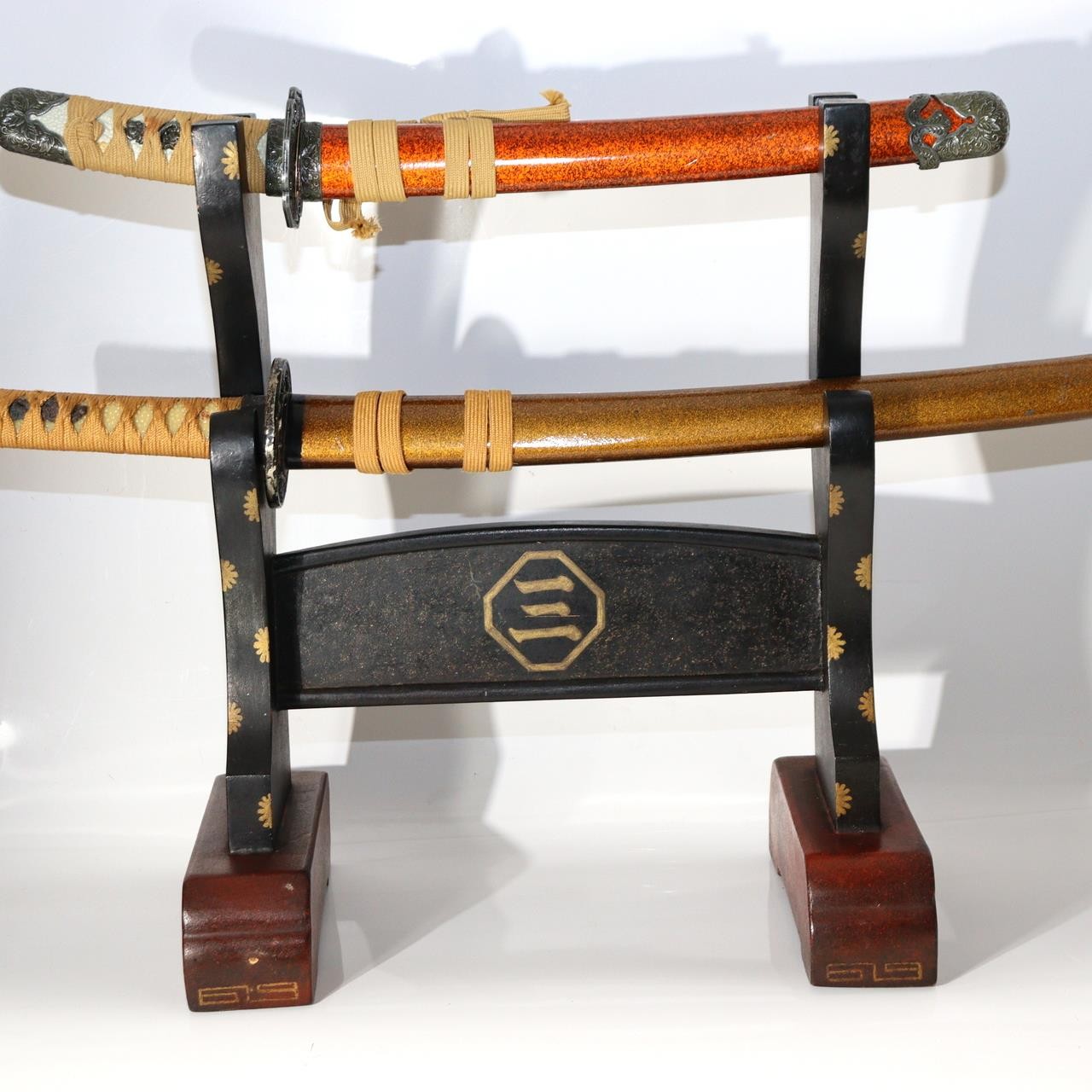 Japanese Black Lacquer Sword Stand - Maki-e Tsuba & Inaba Clan Crest SWR3611