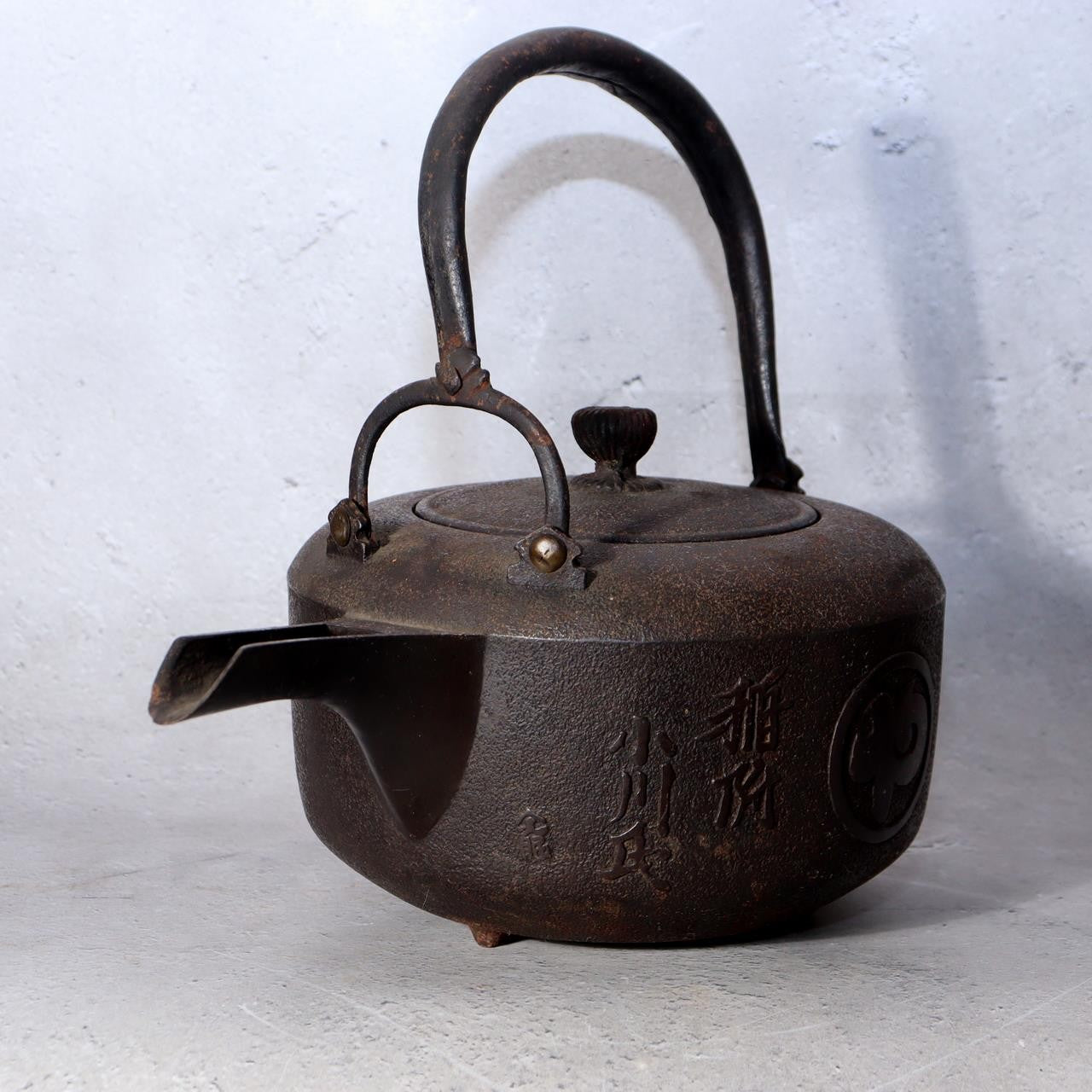 Japanese Antique Cast Iron Choshi Sake Kettles Set of 2 Kamon Inscription2