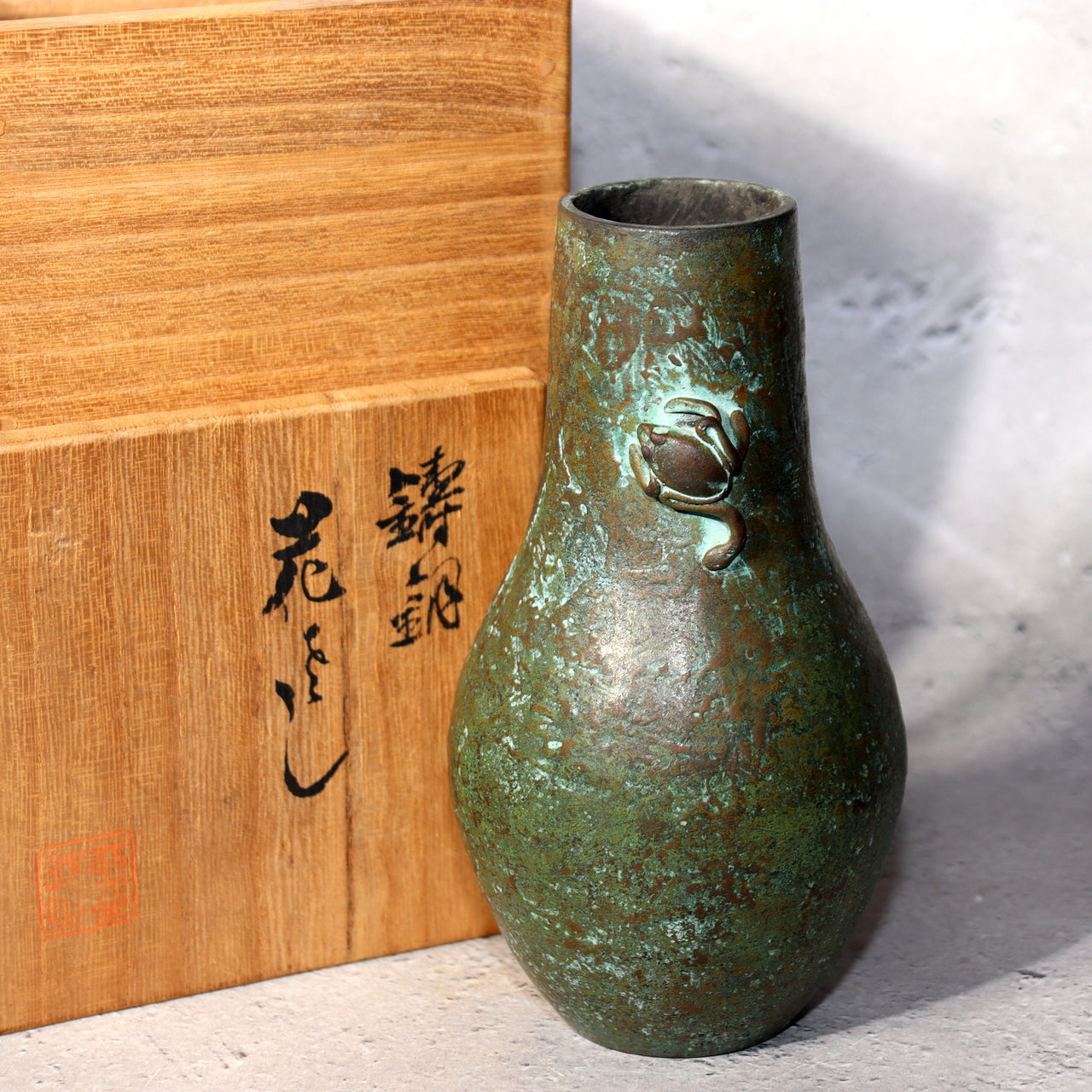 Japanische Bronzevase Froschmotiv von Aido Miyata, signiert, mit Box BV685