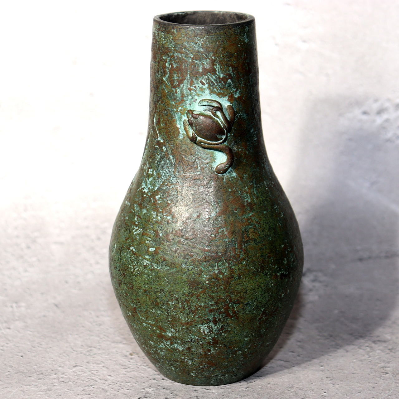 Japanische Bronzevase Froschmotiv von Aido Miyata, signiert, mit Box BV685
